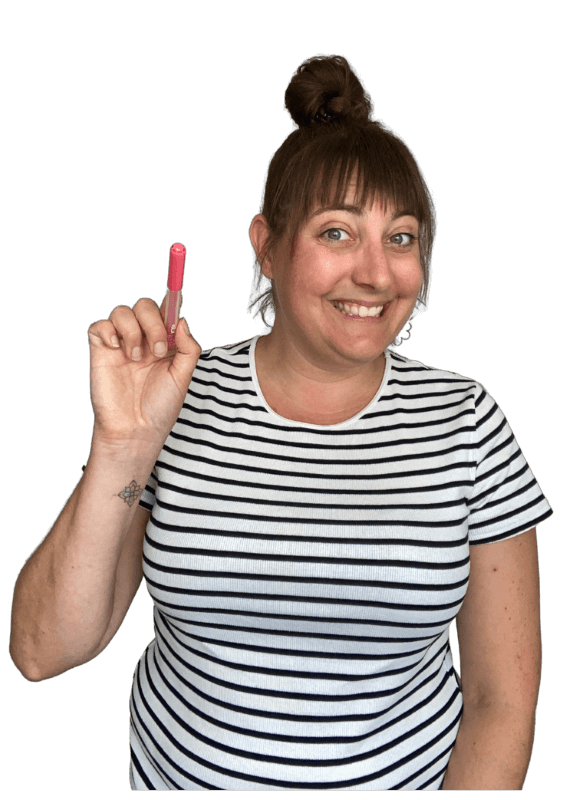 Ariënne Wunderink met pen in haar hand